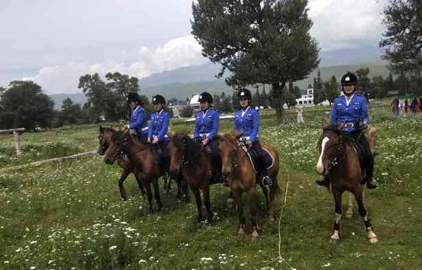 那拉提草原女子骑警队，草原旅游靓丽风景线