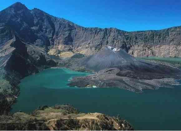 龙目岛最高峰林贾尼火山（Gunung Rinjani）