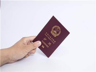 领取护照需要携带哪些证件？
