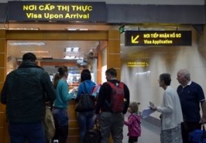 到达机场后，在哪获得越南落地签证？